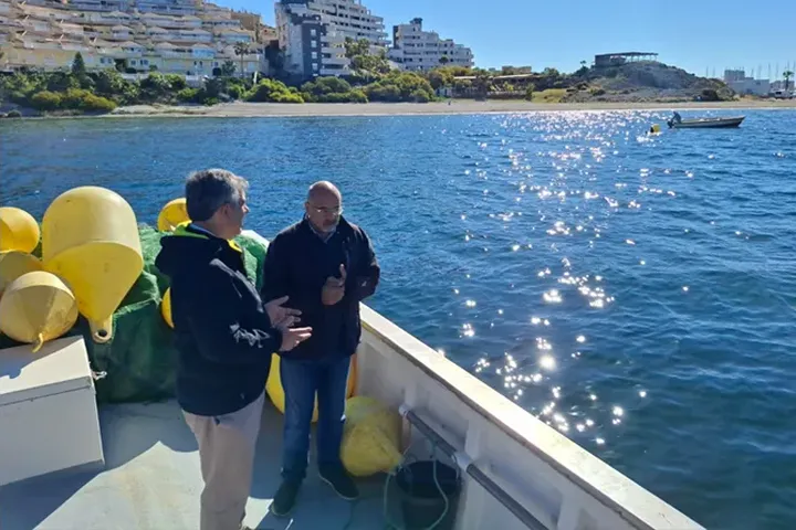 El consejero de Medio Ambiente, Juan María Vázquez, en su visita a las labores de balizamiento 