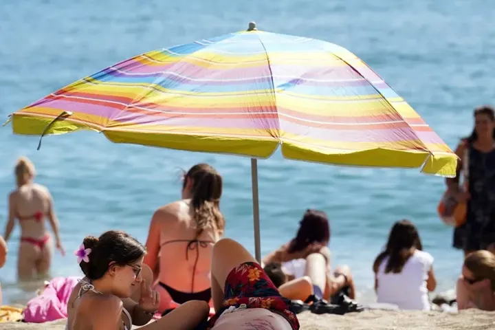 Las playa de la costa de Málaga se llenan de personas Europa Press