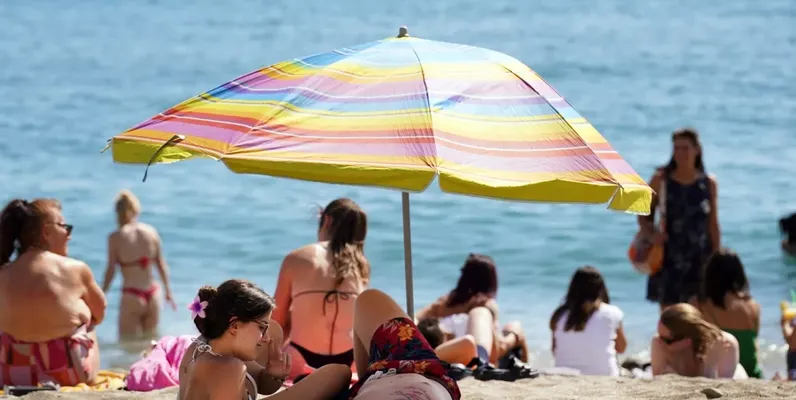 Las playa de la costa de Málaga se llenan de personas Europa Press