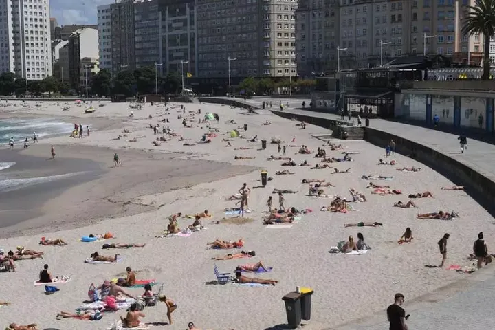Bañistas en la playa de Riazor. / José Manuel Gutiérrez