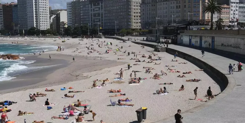 Bañistas en la playa de Riazor. / José Manuel Gutiérrez