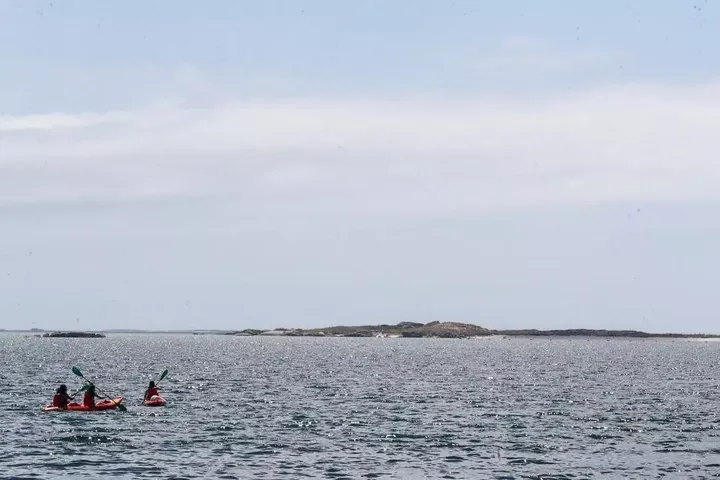 Un grupo de kayaks reman hacia el Areoso. / INAKI ABELLA DIEGUEZ