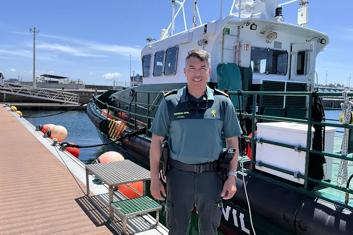 Miguel Vázquez, sargento patrón de embarcaciones de la Guardia Civil, delante de la patrullera Río Jallas