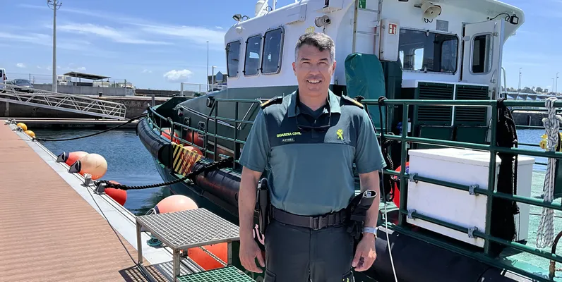 Miguel Vázquez, sargento patrón de embarcaciones de la Guardia Civil, delante de la patrullera Río Jallas