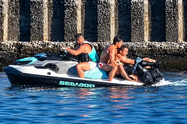 Dos pescadores submarinos, gravemente heridos al ser arrollados por barcos que no respetaron la distancia legal de seguridad