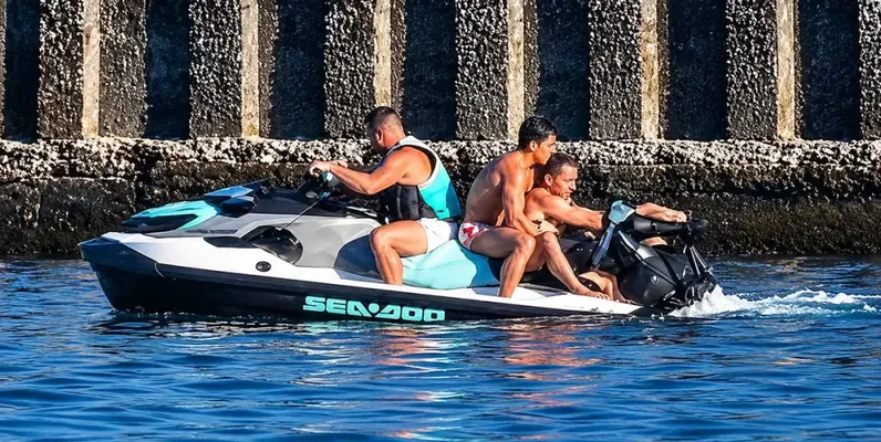 Dos pescadores submarinos, gravemente heridos al ser arrollados por barcos que no respetaron la distancia legal de seguridad