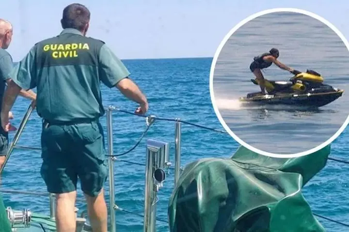 Accidente mortal en Fuengirola tras el choque de una moto acuática y un barco. / l.o.
