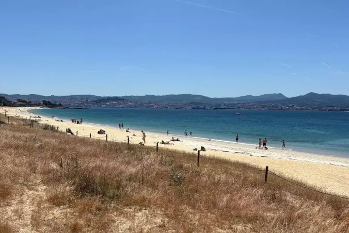El arenal de Rodeira con bañistas aprovechando las buenas temperaturas. | S.R.