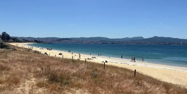 El arenal de Rodeira con bañistas aprovechando las buenas temperaturas. | S.R.