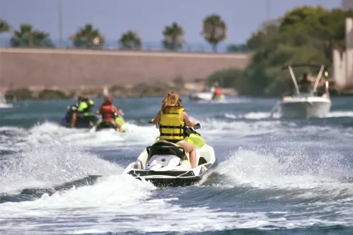Dispositivo sin precedentes para frenar una quedada ilegal de motos de agua en el Mar Menor