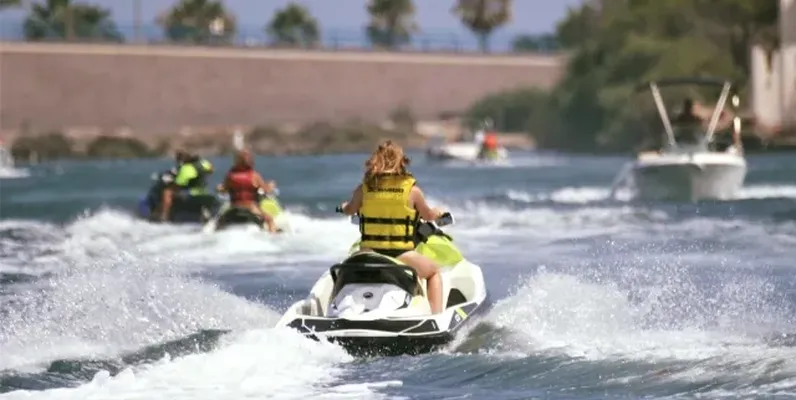Dispositivo sin precedentes para frenar una quedada ilegal de motos de agua en el Mar Menor