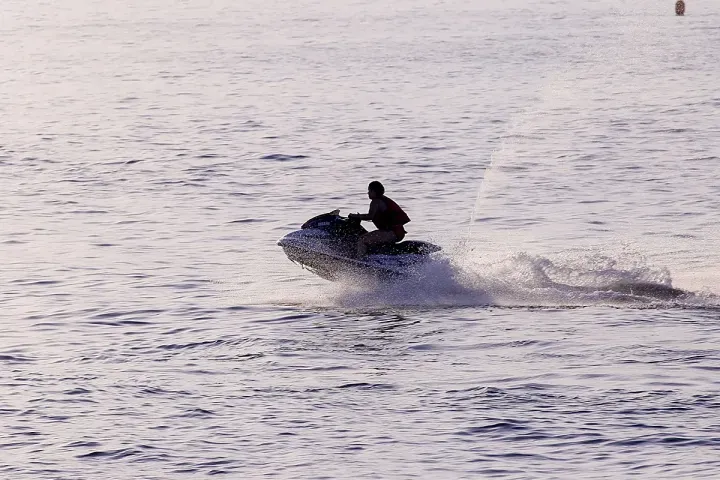 Drones para controlar las motos de agua