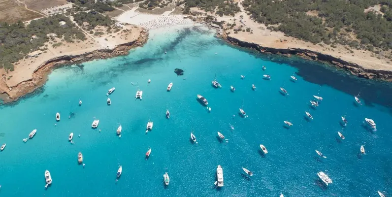 "Cala Saona parece Benidorm": un vecino denuncia el peligro de las motos de agua y foils en Formentera
