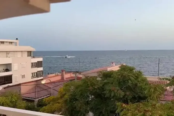 La Guardia Civil irrumpe en Cala Gamba y responde al malestar contra las motos de agua