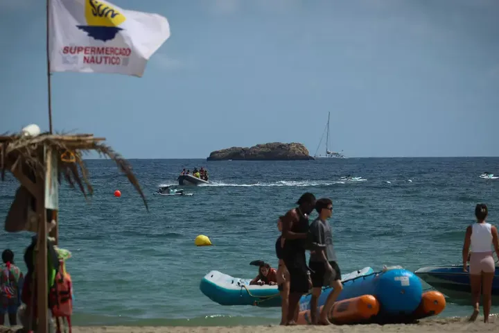 Bañistas en la zona turística de Platja d'en Bossa. Marcelo Sastre (eldiario.es)
