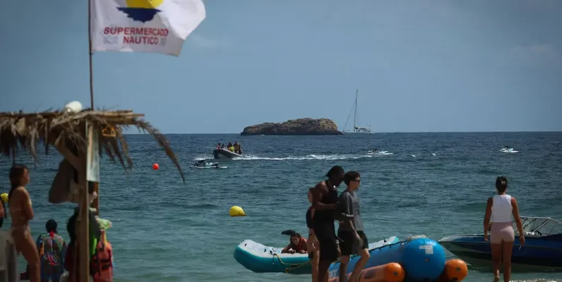 Bañistas en la zona turística de Platja d'en Bossa. Marcelo Sastre (eldiario.es)