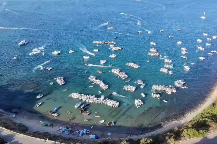 Un fondeadero ilegal a vista de dron en La Ballenera de Algeciras.