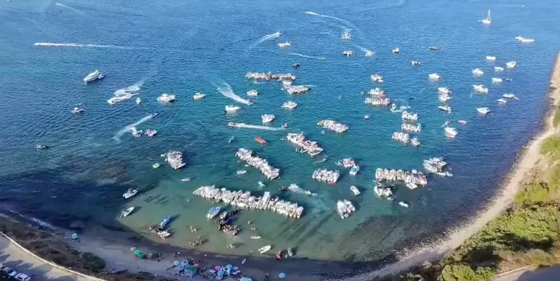 Un fondeadero ilegal a vista de dron en La Ballenera de Algeciras.