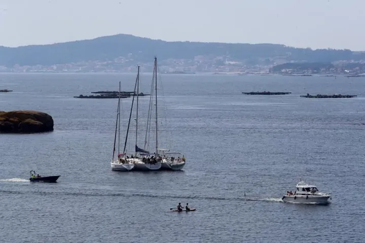 Embarcaciones de recreo frente a Area da Secada, en A Illa de Arousa. / Iñaki Abella