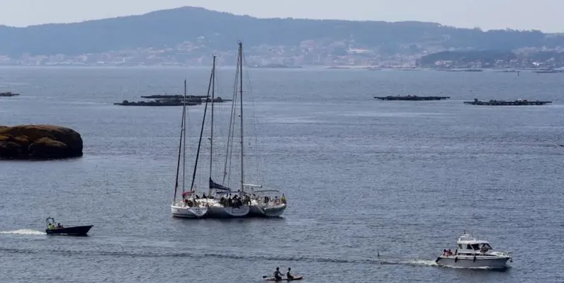 Embarcaciones de recreo frente a Area da Secada, en A Illa de Arousa. / Iñaki Abella
